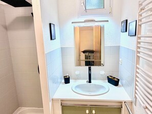 Bathroom - Cozy apartment, pets welcome - 2 guests (Saint-Brevin-les-Pins)