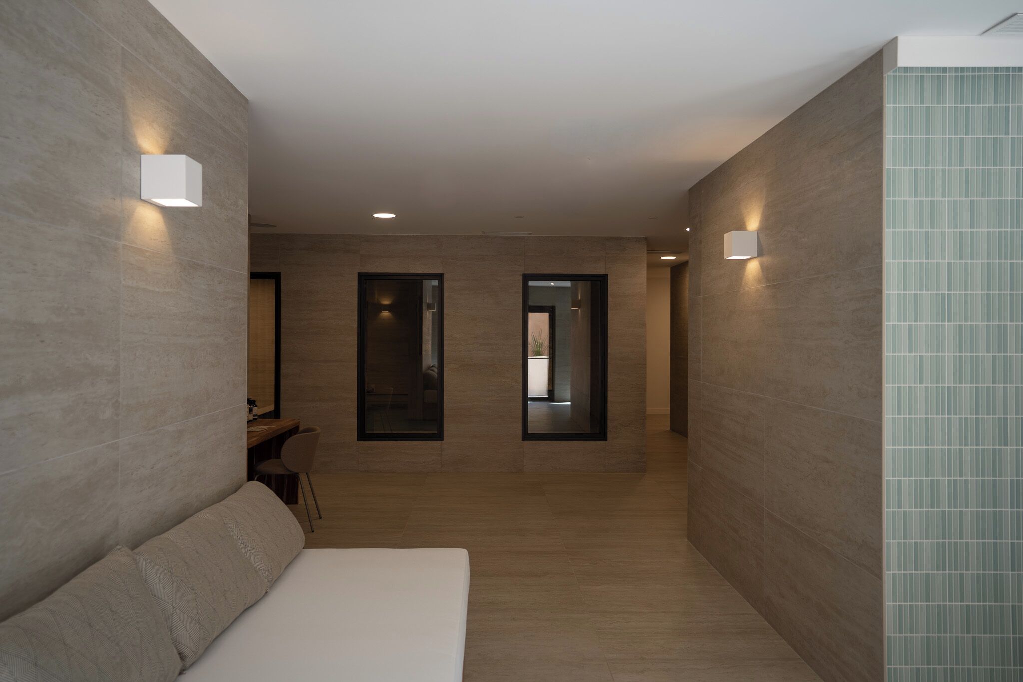 Habitación de hotel moderna con una cama grande, un escritorio y dos puertas que dan a otras habitaciones.