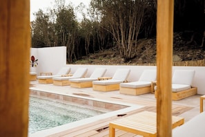 Una piscina al aire libre de temporada