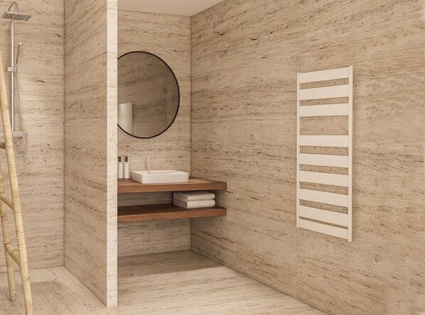 Une salle de bain équipée d’une douche, d’un lavabo, d’un miroir et d’un porte-serviettes.