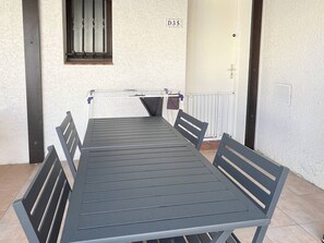 Outdoor dining - Cottage with air conditioning, lake view - 5 guests (Le Barcarès)