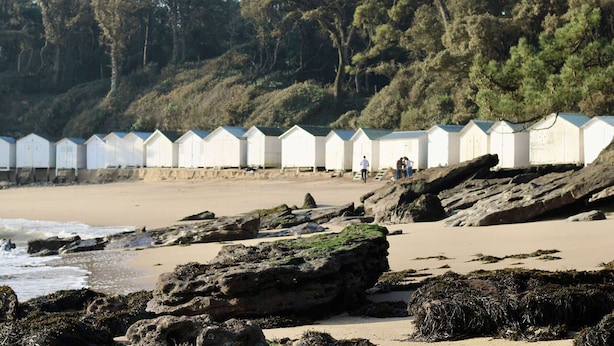 A beach with row of beach huts and rocky terrain. - House near the sea - 5 guests (Noirmoutier-en-l'Île)