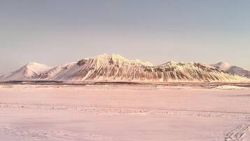 Habitación básica con 1 cama doble o 2 individuales, vistas a la montaña | Vistas a la montaña