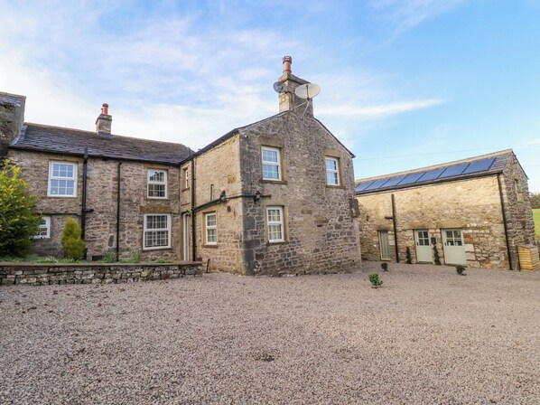 A stone building with multiple windows and a gravel driveway. - Cowside Farm (Settle)