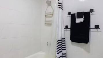 Secador de pelo, toallas, jabón, papel higiénico