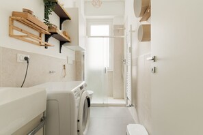 Dusche, Bidet, Handtücher