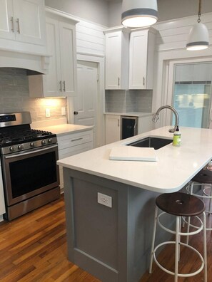 Fridge, microwave, oven, stovetop - Rose of Wilmington - We Love Dogs - Sleeps 9 (Wilmington)