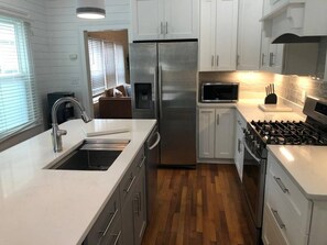 Geladeira, micro-ondas, fogão, cooktop