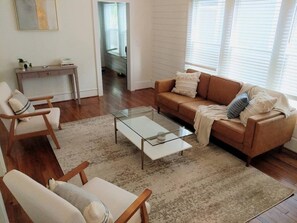TV, books - Rose of Wilmington - We Love Dogs - Sleeps 9 (Wilmington)