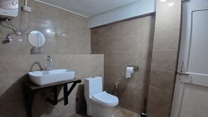 Ein Badezimmer mit Waschbecken, Toilette und Spiegel.
