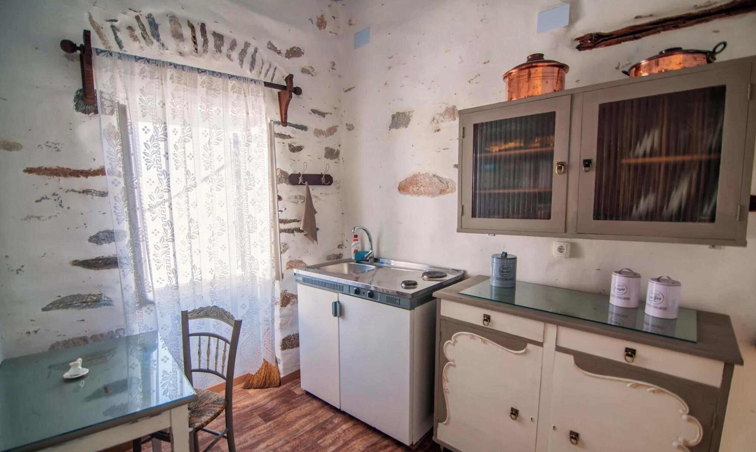 Coffee/tea maker, fridge, stovetop, electric kettle