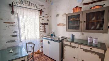 Coffee/tea maker, fridge, stovetop, electric kettle