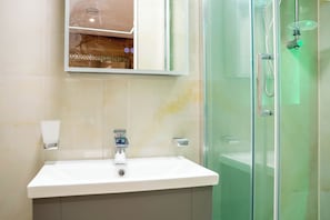 Dusche, Haartrockner, Handtücher, Seife