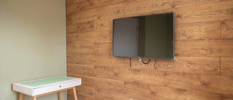 Tabla de planchar con plancha, wifi y ropa de cama