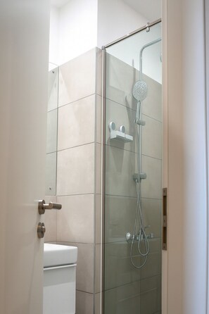 Shower, towels, soap, toilet paper - Sky View Condo by Loxwood House (Accra)