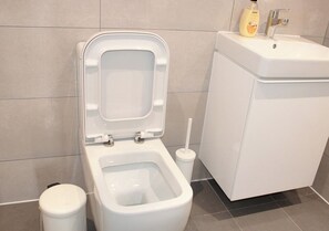 Shower, towels, soap, toilet paper - Sky View Condo by Loxwood House (Accra)