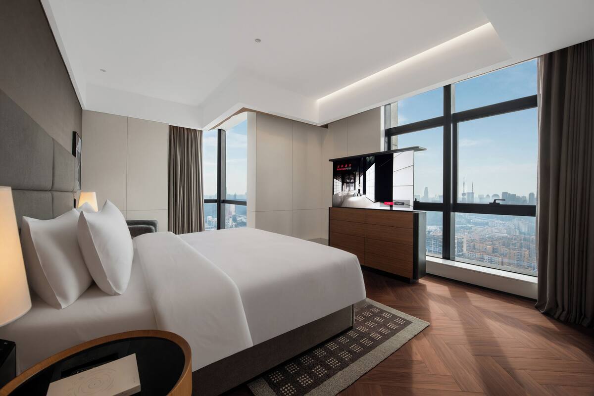 Luxury Suite, City View
