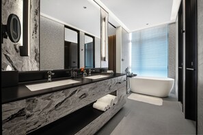 Luxury Suite, City View | Bilik Mandi