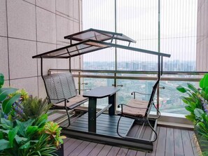 Kamar Single Desain, balkon, pemandangan kota | Halaman properti