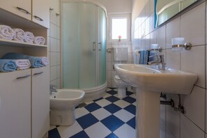Dusche, Bidet, Handtücher, Seife