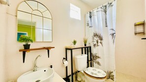 Shower, towels, soap, toilet paper - Modern House with Pool – 5 Min from the Beach (Grand Baie)