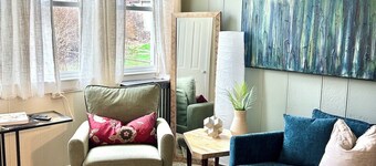 "Breezy Bijou"-King Bed-W/D-AC-Porch-Sun Deck