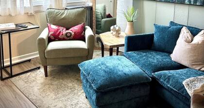 "Breezy Bijou"-King Bed-W/D-AC-Porch-Sun Deck