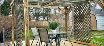 "Breezy Bijou"-King Bed-W/D-AC-Porch-Sun Deck