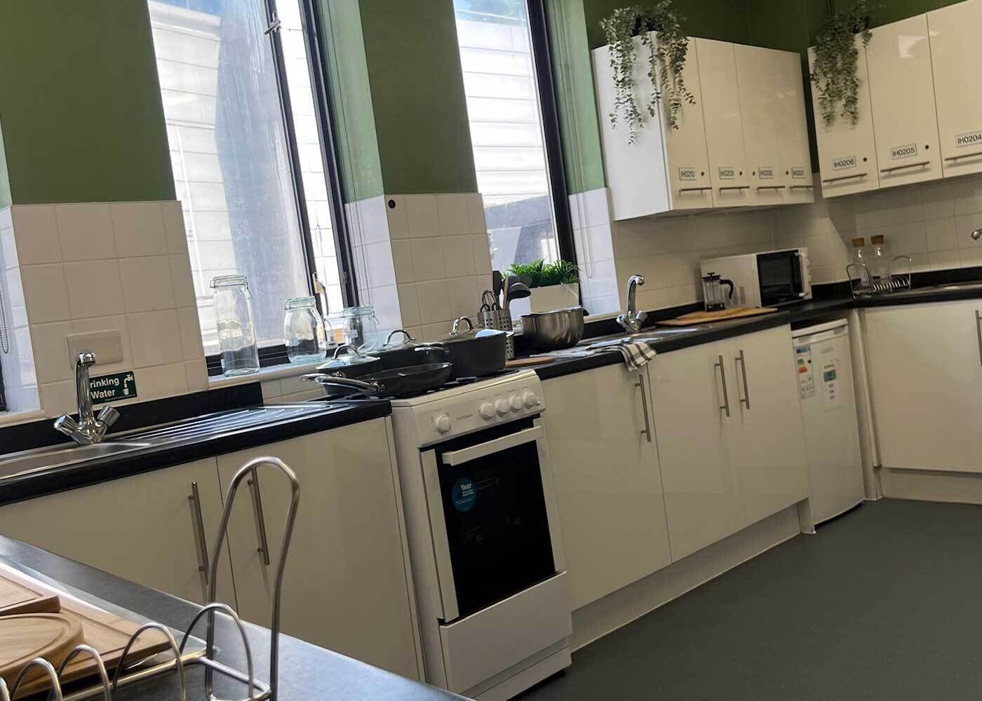 Une cuisine équipée d’une cuisinière, d’un four, d’un four à micro-ondes et de placards.