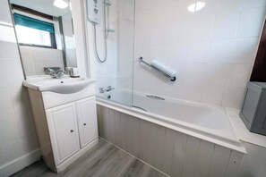 Shower, hair dryer, towels, shampoo - 3 Neighbouring Holiday Cottages nr Bude, Sleeps 14 (Bude)