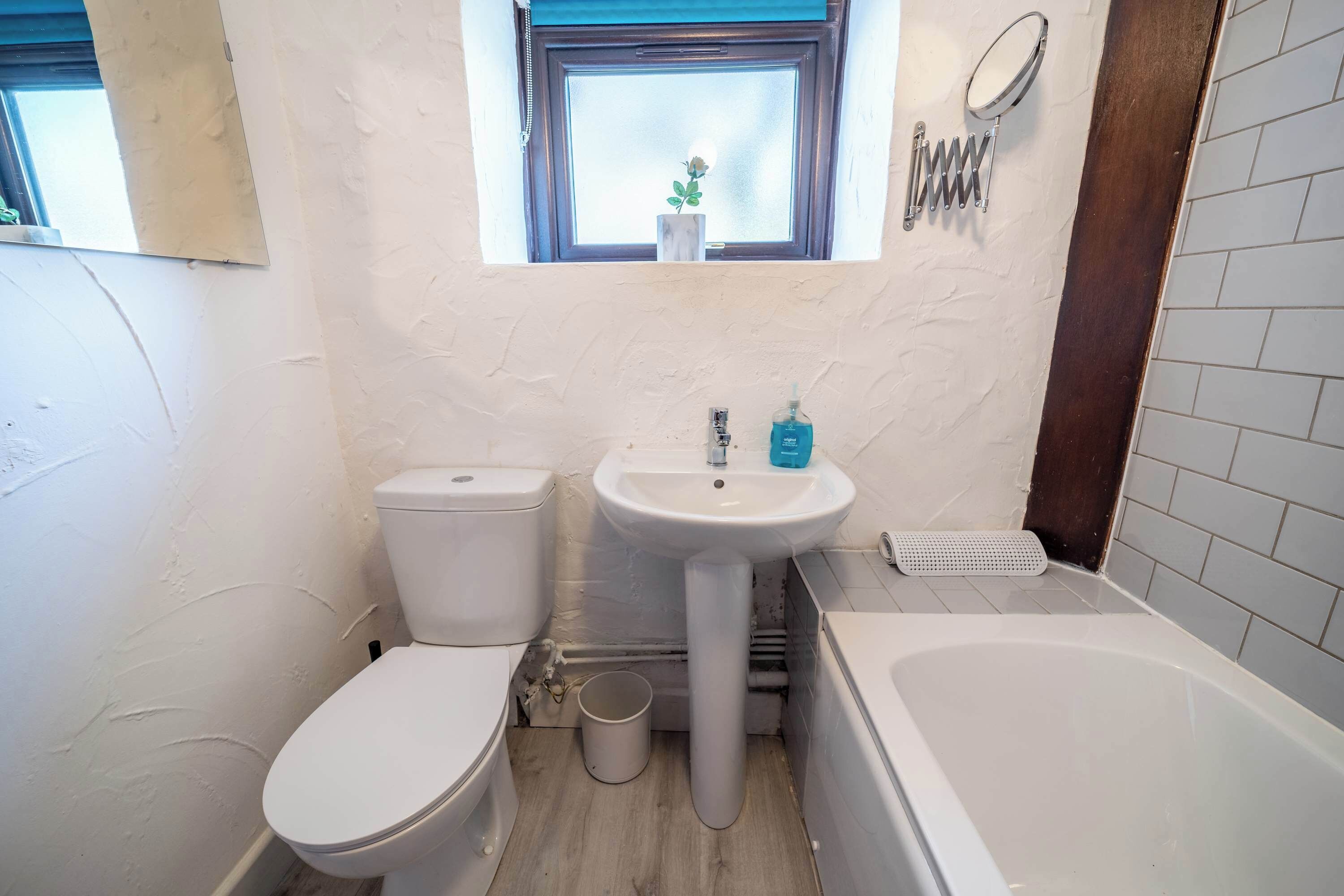 Un baño pequeño con inodoro, lavabo y bañera.