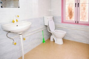 Deluxe Triple Room | Bathroom - Hotel The Sai Sadan Cottage  (Nainital)