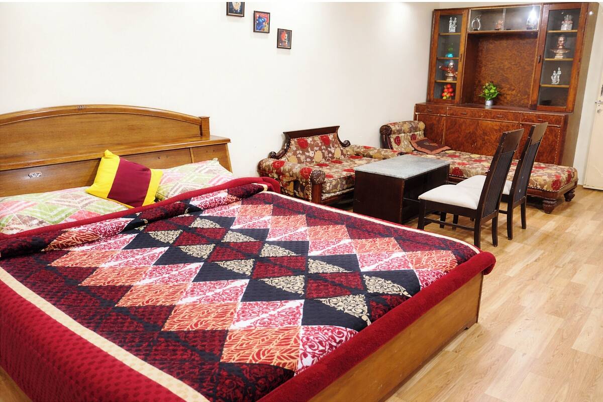 Une chambre à coucher comprenant un lit, un canapé, un bureau et une armoire.