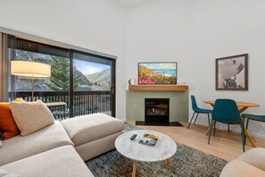 Smart TV, fireplace - New Listing! Walkable Frisco Condo | Near Breck & Copper | Pool + Hot Tub (Frisco)