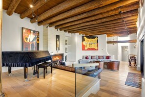 Smart TV y chimenea 