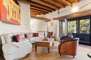 Smart TV y chimenea 
