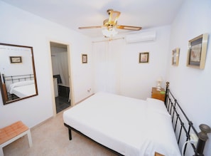 Iron/ironing board, bed sheets - PLAYASOL FIRST LINE (Benicàssim)