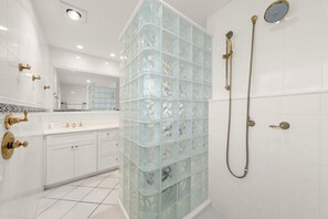 Shower, hair dryer, towels - Seaside Links: Beautiful Home in The Dunes Overlooking the Golf Course (Sanibel)