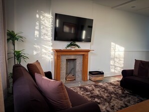 Living area - Walk to river street/enmarket arena… (Savannah)