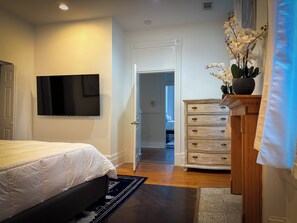 Room - Walk to river street/enmarket arena… (Savannah)