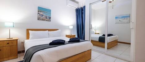 Tabla de planchar con plancha, wifi gratis y ropa de cama
