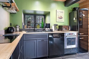Una cocina moderna con lavavajillas, horno y refrigerador.