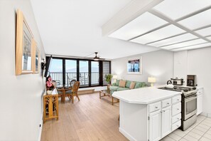 Interior - Simple Condo Great View (Lahaina)