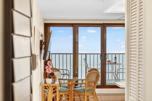 Interior - Simple Condo Great View (Lahaina)