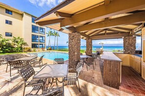 Outdoor dining - Gorgeous New Seaside Studio Retreat (Lahaina)