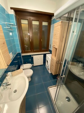 Regadera, secadora de cabello, bidet, toallas 