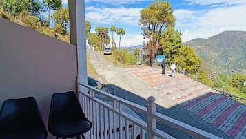 Deluxe Room, Mountain View | Property grounds