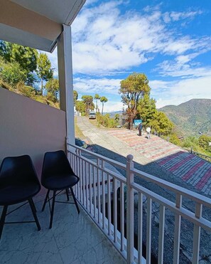 Deluxe Room, Mountain View | Property grounds - Hotel Luxeevista By Navodayans (Dalhousie)