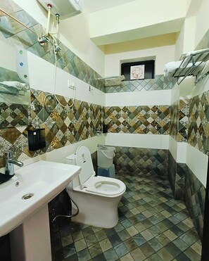 Kamar Deluks, pemandangan gunung | Kamar mandi | Shower, pengering rambut, sandal, dan handuk