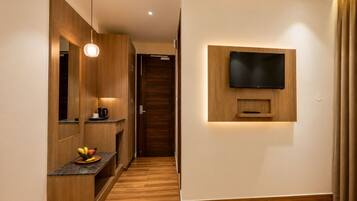 Kamar Premium, pemandangan gunung | Meja kerja, ruang kerja ramah laptop, dan setrika/meja setrika